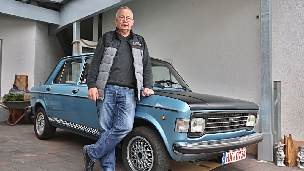 Jürgen Denecke von den Oldtimer-Freunden Brakel lebt sein Hobby. Drei alte Auto-Schätze nennt er sein Eigen.