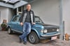 Jürgen Denecke von den Oldtimer-Freunden Brakel lebt sein Hobby. Drei alte Auto-Schätze nennt er sein Eigen.