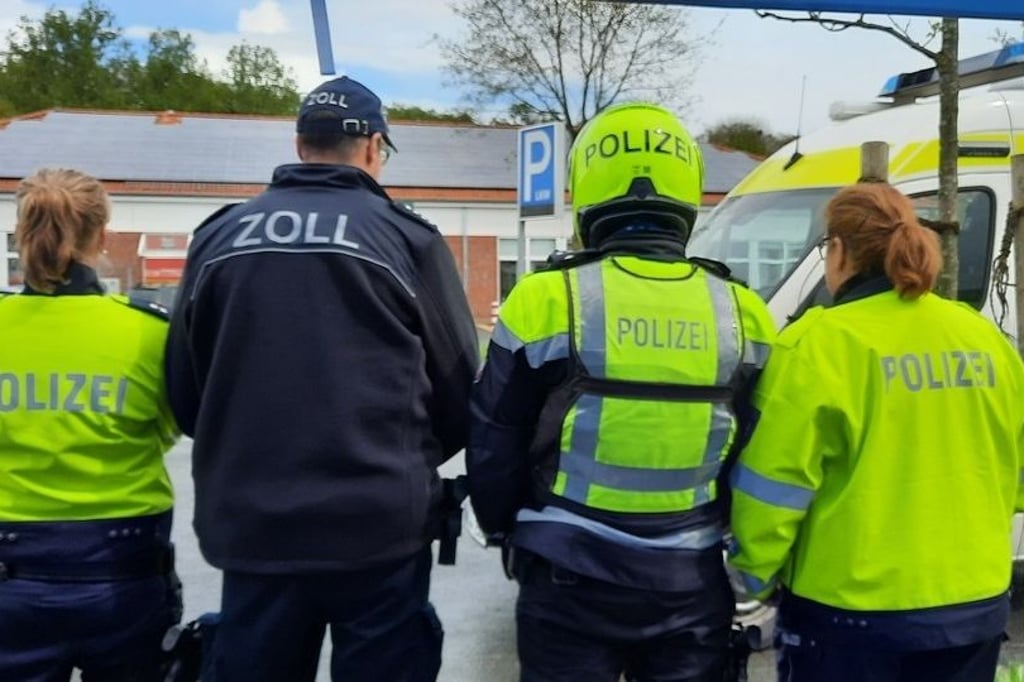 Polizist eskortiert Schwangere zum Krankenhaus