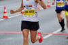 Noch Kraft zum Winken und zum Lächeln – Respekt: Jana Kappenberg verbesserte bei der Deutschen Meisterschaft in Hannover ihre Bestzeit über die 42,195 Kilometer auf 2:46:44 Stunden.