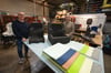 Geschäftsführer Thomas Mikosch (l.) und Werkstattleiter Michael Duus zeigen in der Produktionshalle von Kidz & Co. Sitzschalen für die Endmontage von Rollstühlen. Sie werden individuell für jeden Patienten angepasst.