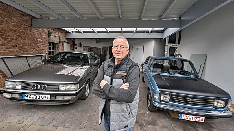 Jürgen Denecke von den Oldtimer-Freunden Brakel lebt sein Hobby. Drei alte Auto-Schätze nennt er sein Eigen.