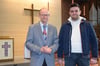 Marc Meglin (rechts) aus Bad Lippspringe hat der Kirche nochmal eine Chance gegeben, ist wieder eingetreten. Darüber freut sich auch der Gemeindepfarrer Christoph Keienburg.