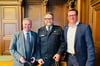 Bürgermeister Tim Kähler (links) und Beigeordneter Jochen Strieckmann (rechts) gratulierten Axel Freitag zur Wiederwahl als stellvertretender Leiter der Feuerwehr Herford.