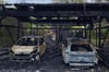 Nach dem Brand am Donnerstag (18. April) in Petershagen ist von dem Carport und den dort abgestellten Autos nur noch ein Gerippe zu erkennen.