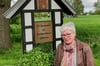 Doris Rosenbaum vor dem liebevoll gestalteten Ortseingangsschild: Seit mehr als 50 Jahren lebt sie in Offelten.