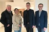 Die Vorstandsmitglieder Stephan Kube (li.), Marina Dömer und Eric Erbacher freuen sich über die Eröffnung der Ausstellung des Fotokünstlers Jürgen Klück (3.v.l.).