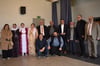 Die erst vor wenigen Monaten gegründete ezidische Gemeinde hat ihr Neujahrsfest gefeiert. Für die Unterstützung bei der Gründung bedanken sich die Mitglieder bei Bürgermeister Lars Bökenkröger (4. von rechts). Pfarrer Rainer Labie (2. von rechts) hat die Räumlichkeit zum Feiern zur Verfügung gestellt.