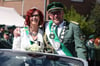 Sie haben Grund zum Strahlen: Schützenkönigin und -könig Andrea und Norbert Gerling beim Festumzug zur 100-Jahr-Feier des Schützenvereins Concordia Husen-Nettelstedt am Sonntag (21. April) in Lübbecke.