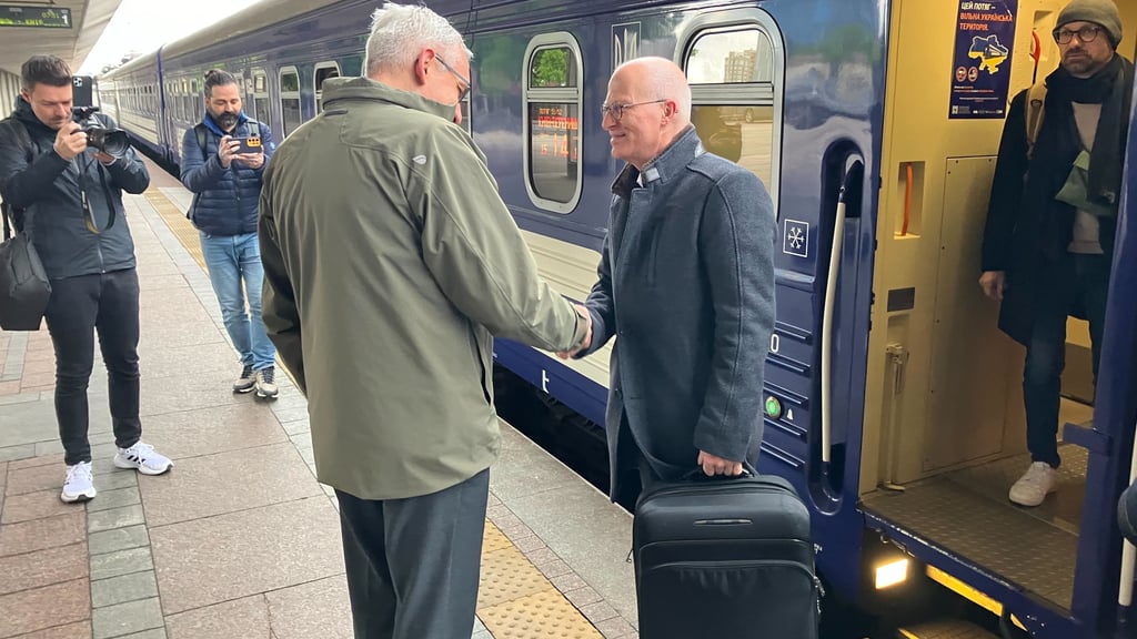 UkraineKrieg Hamburgs Bürgermeister überraschend in Kiew