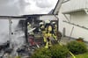 Eine Gartenhütte ist in Scherfede komplett niedergebrannt. Durch den schnellen Einsatz der Feuerwehr Warburg konnte verhindert werden, dass die Flammen auf das angenzende Mehrfamilienhaus übergriffen.