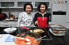 Hoa Tran (r.) und ihre Schwester Nhung machen als Vietnamesinnen Frühlingsrollen mit Leidenschaft.