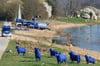 Das THW Höxter übt regelmäßig an der Weser, so wie hier vor einigen Wochen unterhalb der Weserscholle bei Corvey und gegenüber des Wasserübungsplatzes der Bundeswehr, wo die Großübung vom 25. bis 27. April stattfindet. Die THW-blauen Gartenschau-Schafe sind aufmerksame Zuschauer.