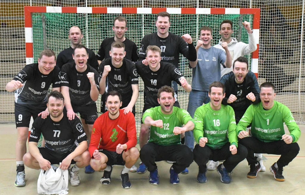 Nachdem SW Havixbeck auf dem Sofa Meister geworden war, konnte das Team nach dem Auswärtsspiel in Münster endlich das offizielle Meisterfoto anfertigen lassen (hintere Reihe, v.l.): Christian Mühlenkamp, Johannes Beumer, Mario Lepke, Florian Hinteresch, Maik Mense und (mittlere Reihe, v.l.): Christopher Wiesner, Frederick Leusmann, Yannik Eschhaus, Joshua Schmidt, Lovis Stumpe sowie (vordere Reihe, v.l.): Moritz Stumpe, Julian Steens, Arndt Cassens, Jesse Wittenberg und Moritz Stroetmann. Auf dem Bild fehlen David Weiper und David Brinkgerd.  