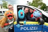 Zwölf Arme, sechs Beine, drei Polizisten, drei Puppen, ein Auto: Ingrid Sandbothe (von links), Andreas Drost und Alexandra Dulisch spielen Fine, Fossi und Ferdinand.