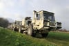 Mit Kolonnen sogenannter Vibro-Trucks will der Geologische Dienst NRW im Herbst OWL befahren, um in bis zu 3500 Metern Tiefe nach Gesteinsschichten zu suchen, die heißes Wasser führen können.