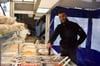 Verkäufer Amjad Albaker steht gern auf dem Wochenmarkt in Ochtrup.