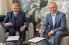 8,7 Millionen Euro Finanzspritze für die Stadt Espelkamp: Paul Gauselmann und Dr. Hennig Vieker beim Unterzeichnen der Spendenvereinbarung.