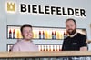 Brauerei-Chef Mike Cacic und Braumeister Torsten Vullriede zeigen im Taproom die neuen Softgetränke der Braumanufaktur.
