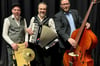 “ Das Trio „Bewegte Männer“ mischt sich mit Gute-Laune-Musik unter die Besucher des Maibaumfests im Eggetal