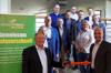 Landrat Ali Dogan (vorne rechts) und Greenfiber-Geschäftsführer Uwe Krabbe (vorne links) mit den Bürgermeistern, Amtsleitern und Gigabit-Koordinator Enrico Nauen (hinten links) im Kreishaus von Minden.