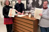 Claudia Feldmann (links) und Martina Lipsmeier (rechts), Enkelinnen von Rudolf Feldmann, mit David Riedel, künstlerischem Leiter des Museums, bei der offiziellen Übergabe der Briefe.