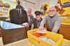 In der neuen Jahresausstellung des Heimat- und Geschichtsvereins Heepen haben (von links) Wilhelm Speer, Christian Gembus und Manfred Bödeker spannendes zur Geschichte der Post in Heepen zusammengetragen.