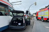 Ein Auto ist auf der Beckhausstraße mit einer Straßenbahn kollidiert.