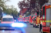 Feuerwehr und Rettungsdienst sind mit einem Großaufgebot an Einsatzkräften vor Ort in Jöllenbeck.