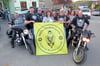 Mitglieder des Stammtisches „Motorradfahrer OWL“ zeigen das Logo der „Bikers Church“ Westfalen. Sie organisieren als Supporter den Gottesdienst und die Ausfahrt.