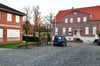 Das Pfarrheim in Leer (r.) wird abgerissen und soll dem Neubau eines Kindergartens mit Pfarrsaal weichen.