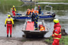 Gerettet: Mit Booten sind die Evakuierten von Lüchtringen am Freitag (26. April) nach Höxter zum Wasserübungsplatz gebracht worden.