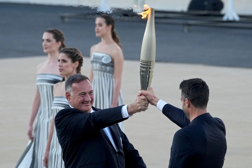 Les Grecs remettent la flamme olympique à Paris