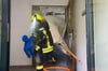 Stressiger Einsatz in voller Montur - hier bei einer  Übung: „Ob der Bewohner eines brennenden Hauses von einem 62-jährigen Feuerwehrmann die Treppe heruntergetragen werden möchte, weiß ich auch nicht“, sagt ein Feuerwehrmann.