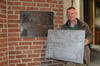 Jan Schulze Hobbeling-Terhardt hat die Original-Wachsform der Gedenktafel in Varel ausfindig gemacht. Jetzt konnte eine neue Tafel gegossen werden.