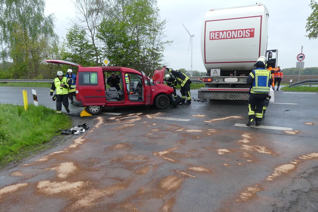 Pkw kollidiert mit Müllabfuhr – Ersthelfer befreien verletzte Fahrerin