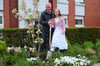 Kirschblütenfee Laura Rogoschinski und Bürgermeister Thomas Meyer pflanzen zur Eröffnung einen Kirschbaum auf dem Königin-Mathilde-Platz.