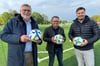 Die Fußballabteilung des SC Gremmendorf platzt aus allen Nähten. Peter Bensmann (v.l.), Andreas Nicklas und Mathias Kersting verschafften sich an einem trainingsintensiven Abend einen Eindruck auf der Anlage.