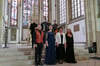 Das musikalische Ensemble „Bridge of sound“ beim Konzert in der Marienkirche Herford: (hinten von links) Maria Zontova (Violine), Vsevolod Khuotarinen (Akkordeon), Anastasiia Tcaregorodtceva (Violincello), (vorne von links) Lifan Jang, Marina Pashinska, Dr. Khadija Zeynalova und Natasha Susko.