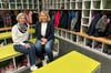 Schulleiterin Anke Lehmann (rechts) und Konrektorin Alexandra Müller sitzen im Bereich eines Cluster im Garderobenbereich.