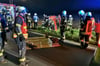 Schwerer Unfall in Oppendorf in der Nacht zu Samstag (27. April): Drei Löschgruppen waren ausgerückt, um dem Autofahrer zu helfen, der in seinem Wagen eingeklemmt war.