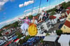 Hoch hinaus: Engers Kirschblütenfee Laura, Rosenprinzessin Alexandria (vorne) sowie ihre Hofdame Laila und Bürgermeister Thomas Meyer wagen eine Fahrt im 40 Meter hohen Kettenflieger „Big Ben Tower“.