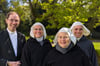 Oliver Rothe, Pfarrer von St. Laurentius, mit drei Schwestern des neuen Konvents im Sendener Kloster.