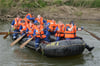 Die Else I hat mit der Strömung zu kämpfen: Beim Schlauchboot-Wettbewerb der Feuerwehr in Bünde-Ahle herrschten in diesem Jahr besonders abseits des Flusses erschwerte Bedingungen.