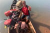 Christian Jung samt seiner treuen Rosinante – dem schwer bepackten Reiserad – bei einer Flussüberquerung in Guinea. Über 13.000 Kilometer hat er auf seiner Reise durch Afrika schon hinter sich gebracht.
