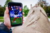 Weltbekannte Fußballer wie Kylian Mbappé kämpfen in diesem Sommer nicht nur um die Fußball-Europameisterschaft. Sie sind auch bis zum 23. Juni in der Gartenschau Bad Lippspringe als Sandskulpturen zu sehen.