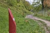 Ein Bünder kritisiert die roten, spitzen Pfosten am Wanderweg im Doberg. Sie seien gefährlich.
