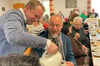Beim Frühstück des Kalletaler Seniorenbeirats hat Bürgermeister Mario Hecker spontan beim Kaffeeausschank mitgeholfen.
