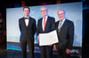 Der ehemalige Physiklehrer Heinz-Werner Oberholz (Mitte) wurde mit dem DPG-Preis für Lehrkräfte ausgezeichnet – hier mit Prof. Dr. Andreas Buchleitner vom Preiskomitee (l.) und DPG-Präsident Prof. Dr. Joachim Ullrich bei der Preisverleihung in Berlin.