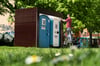 Auch im Südpark hat die Stadt Münster neue öffentliche Toilettenkabinen für die Sommersaison aufgestellt. Um die Toilettenkabinen ist zu ihrem Schutz eine Einhausung aus Holz gebaut.